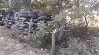 पतना: धरमपुर में चिप्स से लदा हाईवा अनियंत्रित होकर पलटा, चालक बाल-बाल बचा