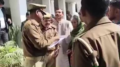 जौनपुर: पुलिस अधीक्षक कार्यालय पर शनिवार को मृतक सुनील राजभर के परिजनों और ग्रामीणों ने पुलिस की कार्रवाई पर असंतोष व्यक्त किया