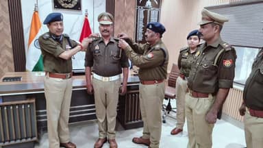 उन्नाव: एसपी ने पुलिस पद पर प्रोन्नत होने पर 5 पुलिस कर्मियों के कंधे पर स्टार लगाकर दी बधाई