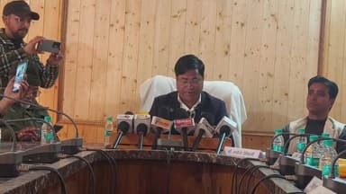 #BreakingNews: एक वर्ष के कार्यकाल पूर्ण होने पर पुरोला नगर पालिका अध्यक्ष बिहारी लाल शाह ने प्रेस कॉन्फ्रेंस कर श्वेत प...