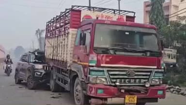 खलीलाबाद: तेज़ रफ्तार का कहर, शहर कोतवाली के मेंहदावल बाईपास पर सर्विस रोड पर खड़े ट्रक में स्कॉर्पियो जा घुसी, 4 घायल