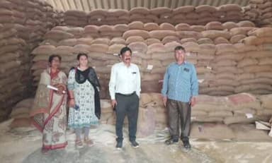 ರೋಣ: ಪಟ್ಟಣದ ಆಹಾರ ಗೋದಾಮಿಗೆ ಆಹಾರ ನಿರೀಕ್ಷಕಿ ಸುವರ್ಣಾ ಭೇಟಿ, ಪರಿಶೀಲನೆ