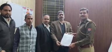 बीघापुर: घूसखोर पंडित पर फिल्म निर्देशक और टीम के खिलाफ मुकदमा दर्ज करने की मांग, बिहार थाना पुलिस से की गई शिकायत