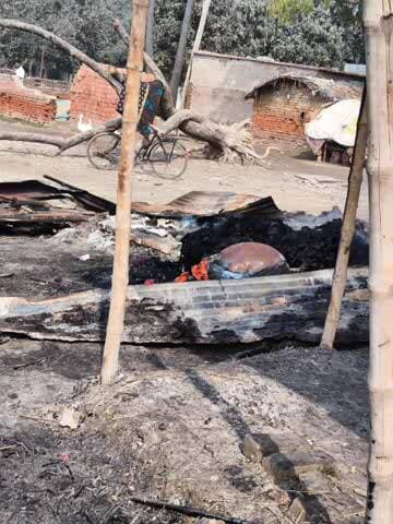 रिविलगंज: रिवील गंज में आग से दो झोपड़ीनुमा घर जले, हज़ारों का सामान राख
