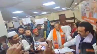 वाराणसी के सर्किट हाउस में केंद्रीय राज्यमंत्री की प्रेस कॉन्फ्रेंस में विपक्ष के नेताओं ने किया हंगामा