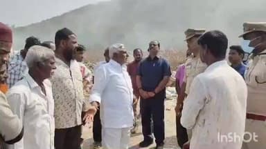 జగిత్యాల: మున్సిపల్ చెత్త వాహనాలు డబుల్ బెడ్రూం ఇళ్లనుండి వెళ్లకుండా చర్యలు తీసుకోవాలి:అధికారులతో మాట్లాడిన మాజీమంత్రి జీవన్రెడ్డి