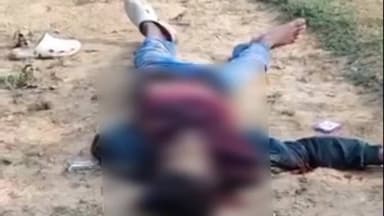 सहजनवा: पेवनपुर गांव में युवक की हत्या, खेत में मिला शव, सीने में चाकू धंसा था, पास में शराब की बोतलें और पानी के पाउच पड़े थे