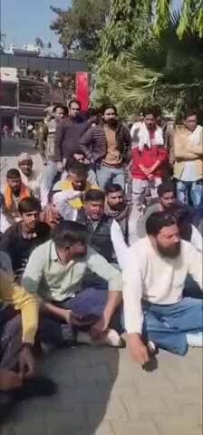 नकुड: महिला के मायके पक्ष के लोगों के साथ मारपीट के आरोपियों की गिरफ्तारी की मांग में बजरंग दल ने नकुड़ कोतवाली में दिया धरना