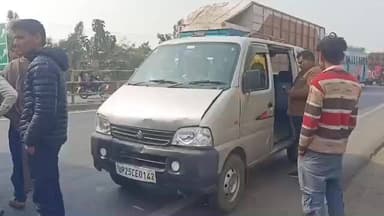 तिलहर: नेशनल हाईवे पर पूर्वी तिराहे के पास कार और ईको की टक्कर, दोनों वाहन हुए क्षतिग्रस्त, हाईवे पर लगा जाम