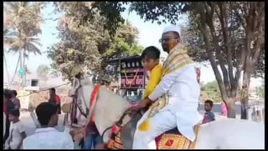 कराड: कराड तालुका येथेमतदानाचा हक्क बजावण्यासाठी हळदीच्या अंगाने घोड्यावरून नवरदेव मतदान केंद्रावर