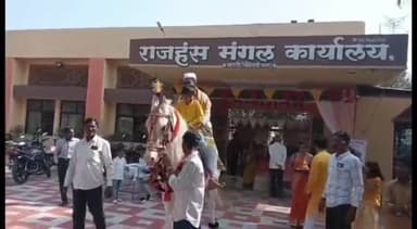 कराड: भैरवनाथनगर येथे हळदीच्या अंगावर नवरदेवाचे मतदान