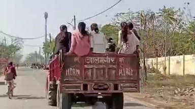 कन्नौज: सदर कोतवाली क्षेत्र में यातायात पुलिस की खुली पोल, ट्रैक्टर-ट्रॉली पर बैठे युवक-युवतियों का वीडियो हुआ वायरल