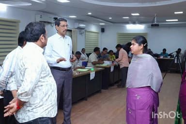 జిల్లా కలెక్టర్ కార్యాలయంలో జరిగిన ఎన్నికల సామాగ్రిని పై సమావేశంలో పాల్గొన్న జిల్లా కలెక్టర్