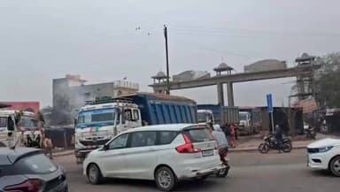 कालपी: कालपी में लोकेशन माफिया सक्रिय, अधिकारी की लोकेशन साझा कर ओवरलोड मौरंग से भरे ट्रक निकलवा रहे, वीडियो आया सामने