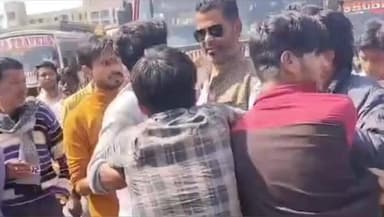 ललितपुर: स्थानीय बस स्टैंड पर मारपीट का वीडियो सोशल मीडिया पर हुआ वायरल, पुलिस ने लिया मामले का संज्ञान