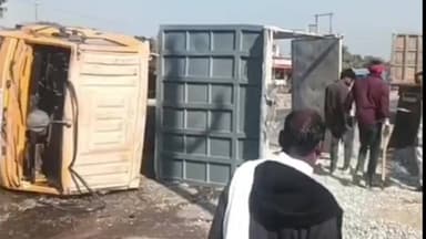 ओबरा: पारासपानी के पास हाइवे पर टिपर अनियंत्रित होकर पलटा, चालक बाल-बाल बचा