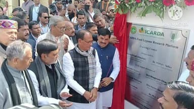 अमलाह में मुख्यमंत्री श्री मोहन यादव व केन्द्रीय कृषि मंत्री श्री शिवराज सिंहआदि सम्मेलन का फीता काटकर शुभारंभ करते हुए।