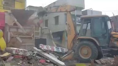 मुशहरी: अवैध अतिक्रमण पर प्रशासन का ताबड़तोड़ एक्शन, दो बुलडोजर से पक्के मकान और दुकानें ध्वस्त