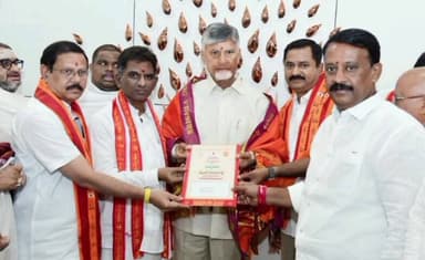 బ్రహ్మోత్సవాలకు సీఎం చంద్రబాబును ఆహ్వానించిన శ్రీశైలం బోర్డు చైర్మన్ రమేష్ నాయుడు