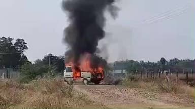 தாராபுரம்: இள்ளியம்பட்டி கிராமத்தில் ஆம்னி கார் திடீரென தீப்பிடித்து எரிந்ததால் பரபரப்பு