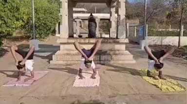 பல்லடம்: அழகுமலையில் யோகாசனம் குறித்து விழிப்புணர்வு ஏற்படுத்த 300 படிக்கட்டுகளில் சிறுவர்கள் 300 வகையான யோகாசனங்களை செய்தனர்