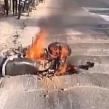 मालाखेड़ा: नटनी का बारा सड़क मार्ग पर मालीवास बीजवाड सड़क मार्ग पर बाइक में लगी आग