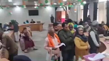 कायमगंज: तहसील समाधान दिवस पर पीड़ित दिव्यांग ने एसडीएम से की शिकायत, पीआरडी जवान पर डिब्बे से ₹10,200 निकालने का लगाया आरोप