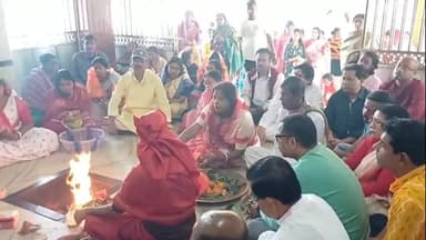 আউশগ্রাম ১: মুখ্যমন্ত্রীর মঙ্গল কামনায় গুসকরার রটন্তী কালী মন্দিরে বিশেষ পুজো ও হোমযজ্ঞ, খিঁচুড়ি ভোগে আপ্লুত ভক্তরা