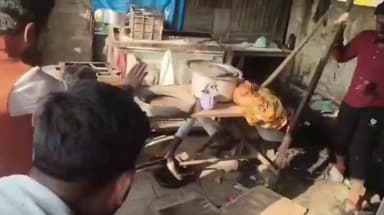 घोसी: घोसी में मिला 7 फीट का अजगर, लोगों ने रेस्क्यू कर उसे बाहर निकाला