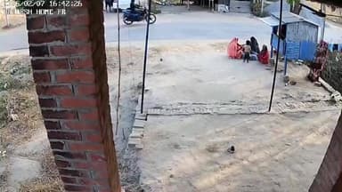 आज़मगढ़: तुलसीपुर ग्रामसभा के समीप दो बाइक की आमने-सामने टक्कर, एक की मौत और एक की हालत गंभीर, दुर्घटना का CCTV फुटेज वायरल