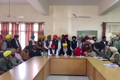 ਮਲੋਟ: ਕੈਬਨਿਟ ਮੰਤਰੀ ਖੁਡੀਆਂ ਨੇ ਯੁੱਧ ਨਸ਼ਿਆਂ ਵਿਰੁੱਧ ਮੁਹਿੰਮ ਤਹਿਤ ਵੀ.ਡੀ.ਸੀ.ਕਮੇਟੀਆਂ ਨਾਲ ਮਾਰਕਿਟ ਕਮੇਟੀ ਦਫ਼ਤਰ ਵਿਖੇ ਕੀਤੀ ਮੀਟਿੰਗ