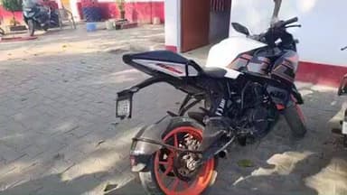 टूंडला: सुभाष चौराहे पर रेसर मोटरसाइकिल से पटाखा फोड़ रहे युवक को पुलिस ने पकड़ा, मोटरसाइकिल की सीज