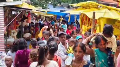 हंटरगंज: कौलेश्वरी पहाड़ पर मुंडन संस्कार के लिए उमड़ी श्रद्धालुओं की भीड़, सैकड़ों बच्चों का हुआ मुंडन