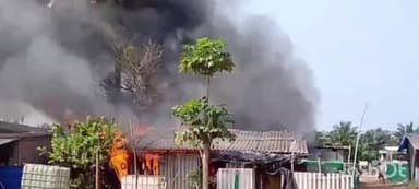 అశ్వారావుపేట: అశ్వారావుపేట మండల పరిధిలోని నారావారి గూడెంలో షార్ట్ సర్క్యూట్తో దగ్ధమైన ఇల్లు