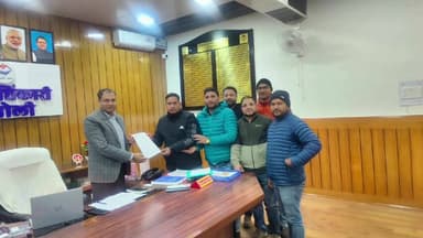 चमोली: राज्य कर्मचारी संयुक्त परिषद उत्तराखंड चमोली के बैनर तले पदाधिकारियों ने 18 मांगों को लेकर जिलाधिकारी को ज्ञापन दिया