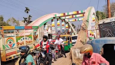 বিশালগড়: বিশালগড় ব্রিজ চৌমুহনি যানজটে আটকে পড়ল রোগী সহ ফায়ার সার্ভিস