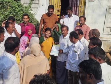 వై కోట లబ్ధిదారులకు cm రిలీఫ్ ఫండ్ అందజేసిన ముక్క వరలక్ష్మి