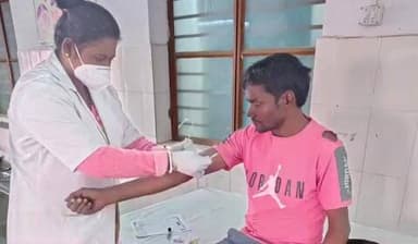 अमड़ापाड़ा: अमडापाड़ा सीमावर्ती इलाका जियापानी के पास बाइक बचाने में टेम्पो पलटा, चालक समेत तीन घायल