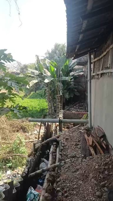 দাসপুর ১: নাড়াজোলের লঙ্কাগড় জলহরির পরিখার মধ্য থেকে পিলার তুলে চলছিল অবৈধ নির্মান, বন্ধ করল পুলিশ।