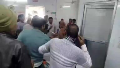 महोबा: जिला अस्पताल में इलाज के नाम पर दलाली का आरोप, तीन घायलों के इलाज में स्ट्रेचर न मिलने पर परिजनों ने किया हंगामा