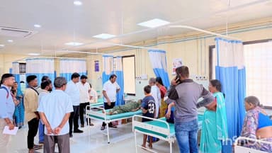 ರಾಣೇಬೆನ್ನೂರು: ಹುಚ್ಚು ನಾಯಿ ಕಡಿತಕ್ಕೆ ಒಳಗಾಗಿ ಆಸ್ಪತ್ರೆಗೆ ದಾಖಲಾಗಿದ್ದ ರೋಗಿಗಳ ಆರೋಗ್ಯ ವಿಚಾರಿಸಿದ ಮಾಜಿ ಶಾಸಕ ಅರುಣಕುಮಾರ ಪೂಜಾರ