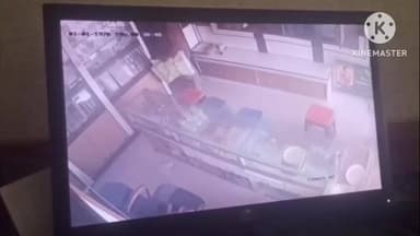 సత్తుపల్లి: విఎం బంజర్ లో ఓ జ్యుయలరీ షాపులో ఉంగరాల బాక్స్ తో పరారైన దొంగ