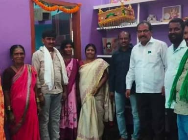 జుక్కల్: జుక్కల్ గ్రామపంచాయతీలో పూర్తయిన మొదటి ఇందిరమ్మ ఇల్లు, గృహప్రవేశానికి హాజరైన ఎంపీడీవో శ్రీనివాస్