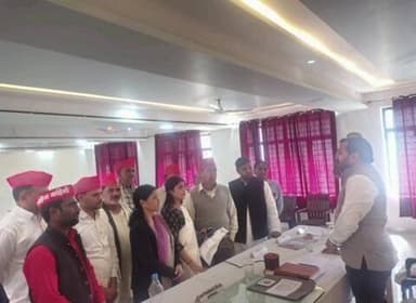 सरीला: चिकासी पुल बंद होने से बढ़ी दिक्कतें, प्रधानाचार्य व ग्रामीणों ने डीएम को सौंपा ज्ञापन, शीघ्र समाधान का आश्वासन