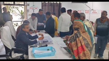 निज़ामाबाद: निजामाबाद तहसील प्रांगण में SDM की अध्यक्षता में सम्पूर्ण समाधान दिवस का आयोजन किया गया