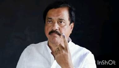 महाड: दुरटोली येथे खासदार सुनील तटकरे यांनी सहकुटुंब आपला मतदानाचा हक्क बजावला