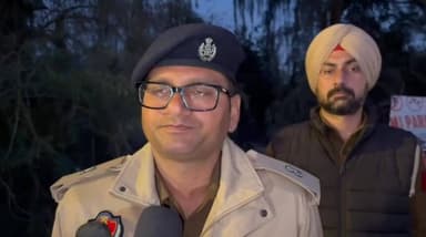 ਬਠਿੰਡਾ: ਘਨਈਆ ਚੌਕ ਵਿਖੇ ਅਣਪਛਾਤੇ ਕਿਸਾਨਾਂ ਤੇ ਮਾਮਲਾ ਦਰਜ ਦੀ ਜਾਣਕਾਰੀ ਦਿੰਦੇ ਐਸ ਪੀ ਸਿਟੀ ਨਰਿੰਦਰ ਸਿੰਘ