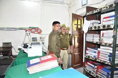 तालबेहट: तालबेहट कोतवाली में एसपी ने किया औचक निरीक्षण, पुलिस कर्मियों में मचा हड़कंप, चेक किए सीसीटीवी कैमरे और दिए निर्देश