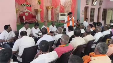 எட்டயபுரம்: எட்டையாபுரம் தனியார் திருமண மண்டபத்தில் பாரதிய ஜனதா கட்சி சார்பில் தேர்தல் அறிக்கை குறித்து கூட்டம் நடைபெற்றது