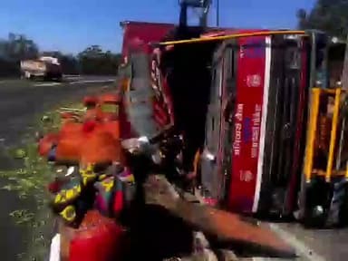 चुरचु: चरही घाटी के यूपी मोड़ पर मटर से लदा ट्रक पलटा, चालक गंभीर रूप से घायल